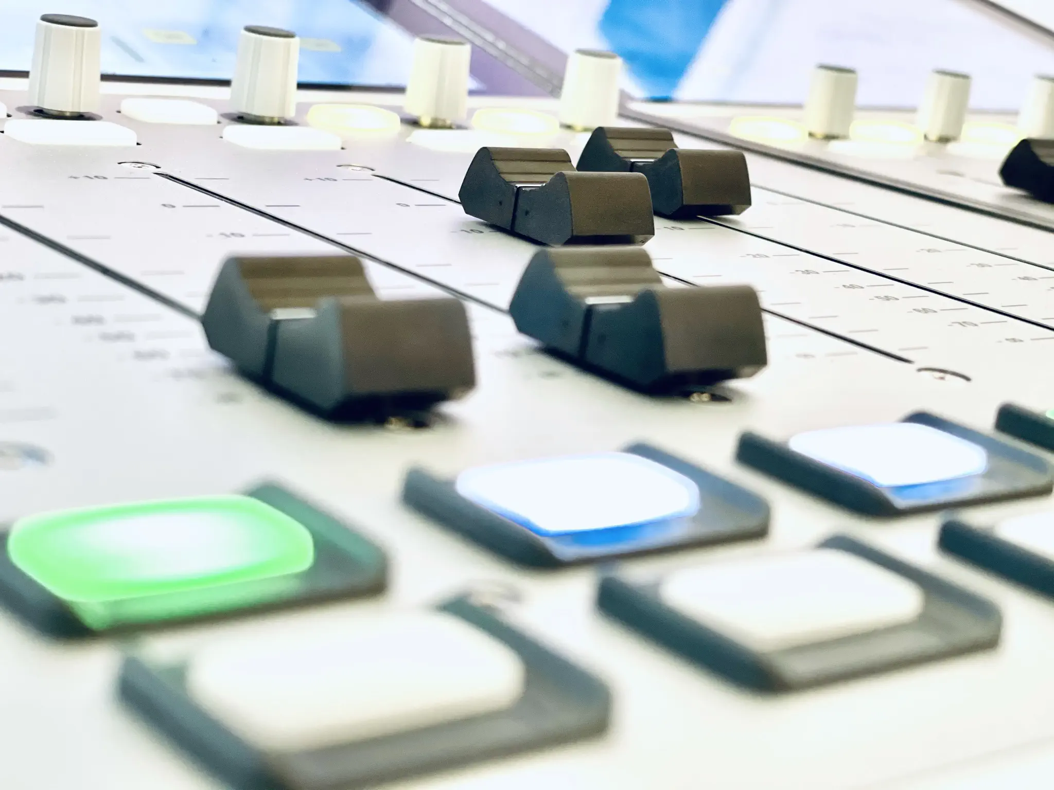 Telefonansagen aus dem Tonstudio – heute auch mit KI